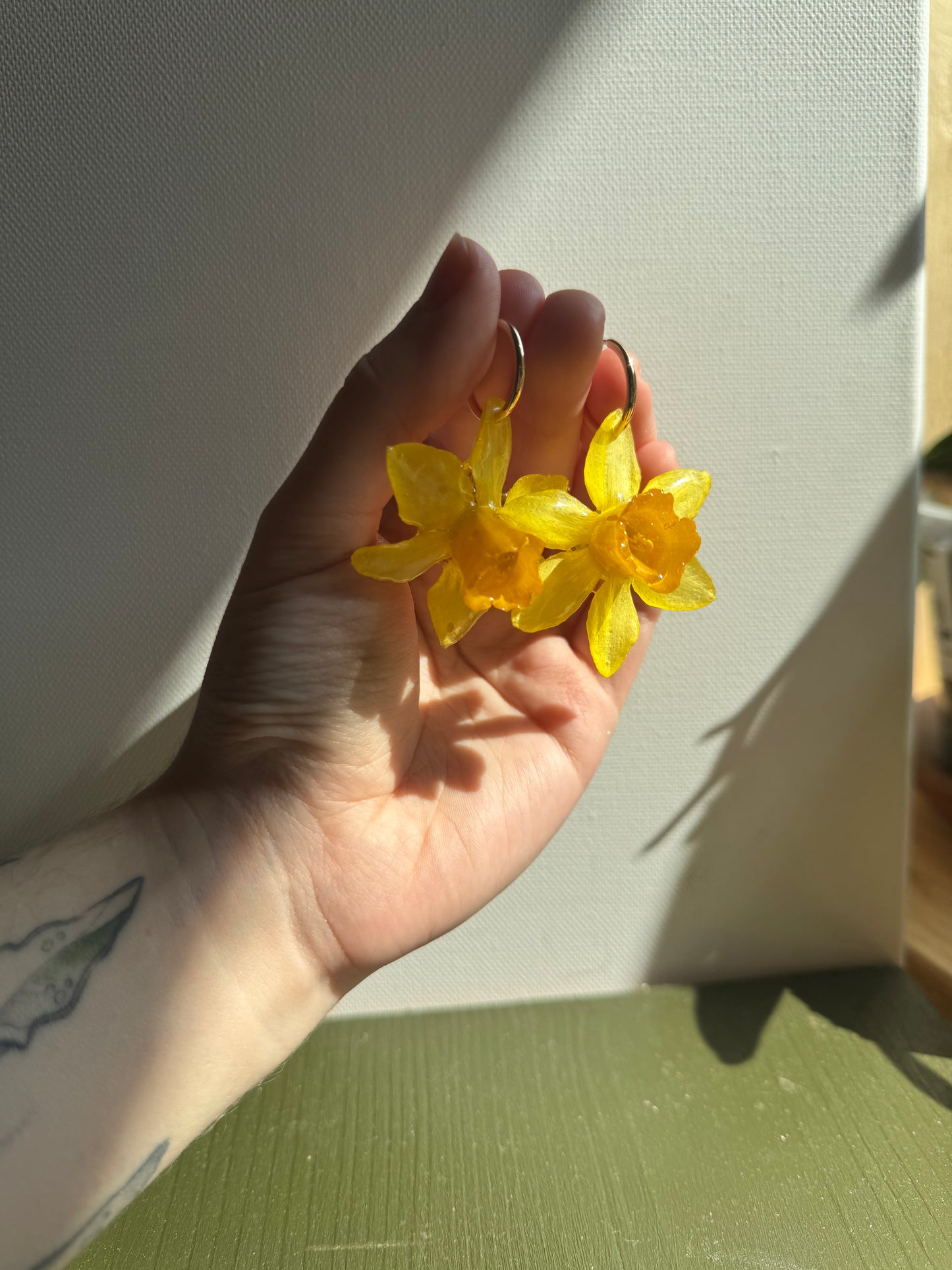 Simple daffodil hoops