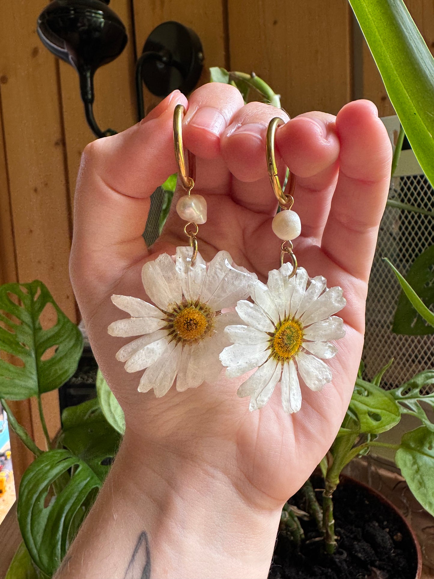 Real Daisy Flower Earrings – Handmade Resin Jewelry for Nature Lovers