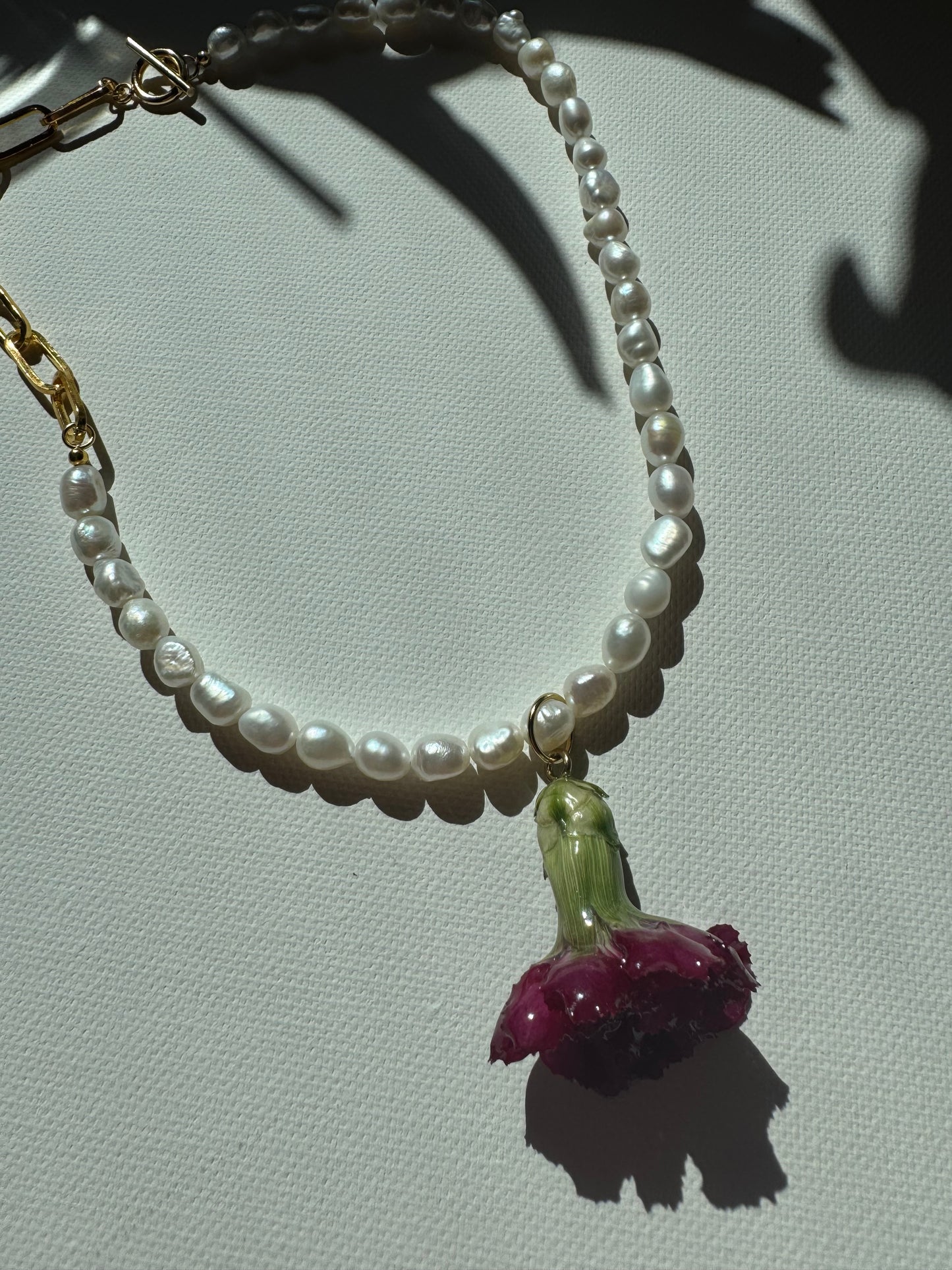 Pink carnations pearl necklace