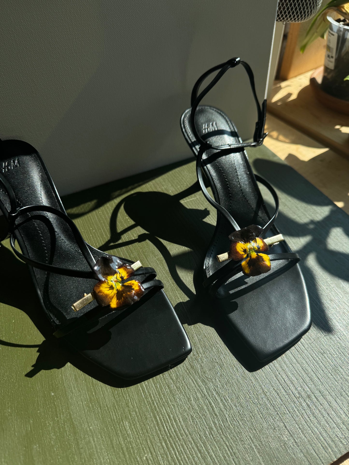 Real pansy shoe clip