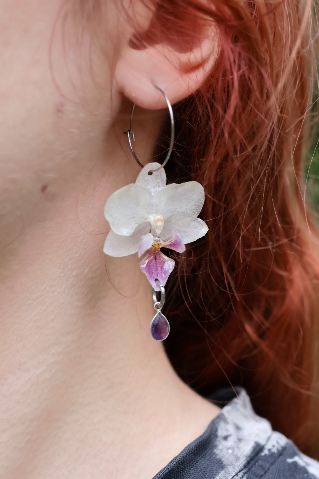 White orchid earrings with amethyst