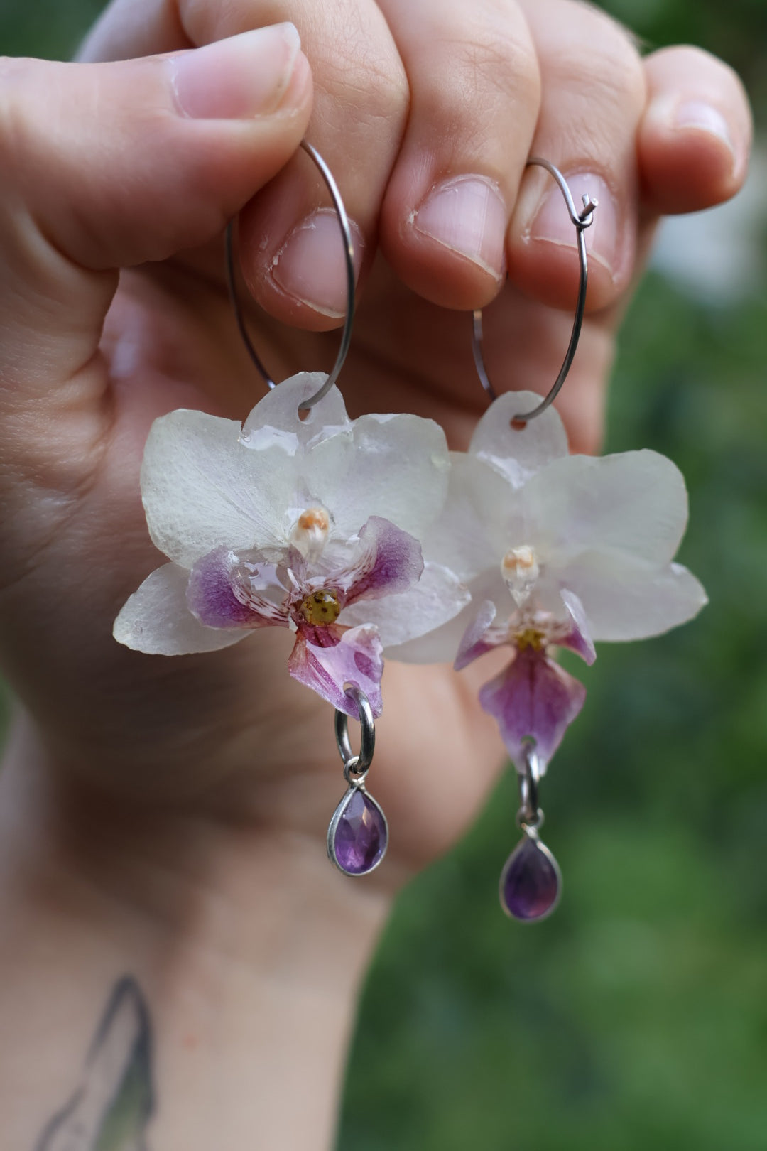 White orchid earrings with amethyst