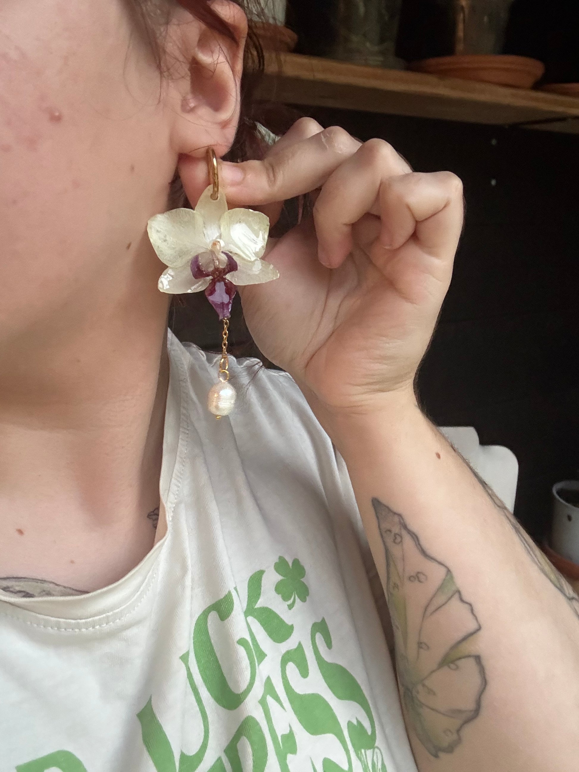 White orchid and pearl earrings SYLLIA