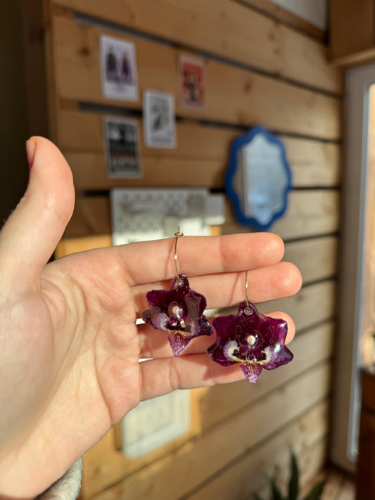 Mini tmavě fialové náušnice s orchidejí