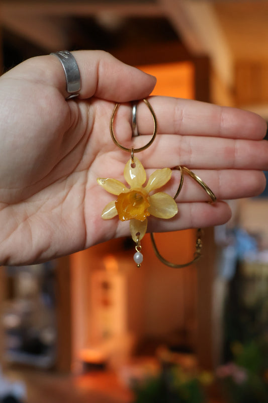 Daffodil necklace with pearl SYLLIA