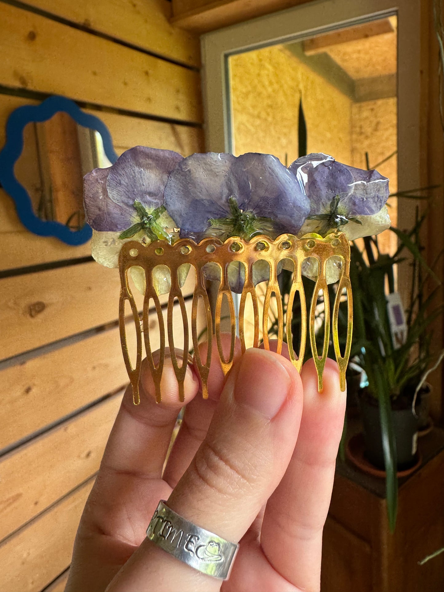 Mixed pansy hair comb