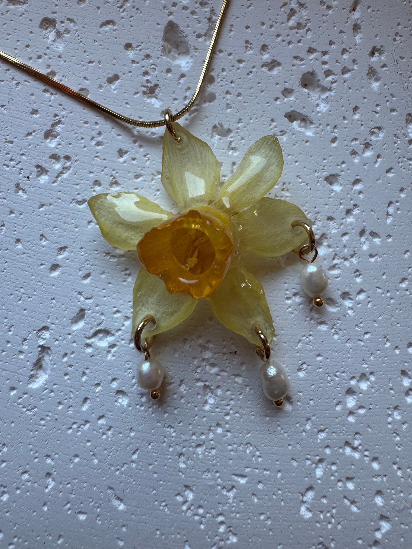 Daffodil and pearl necklace SYLLIA