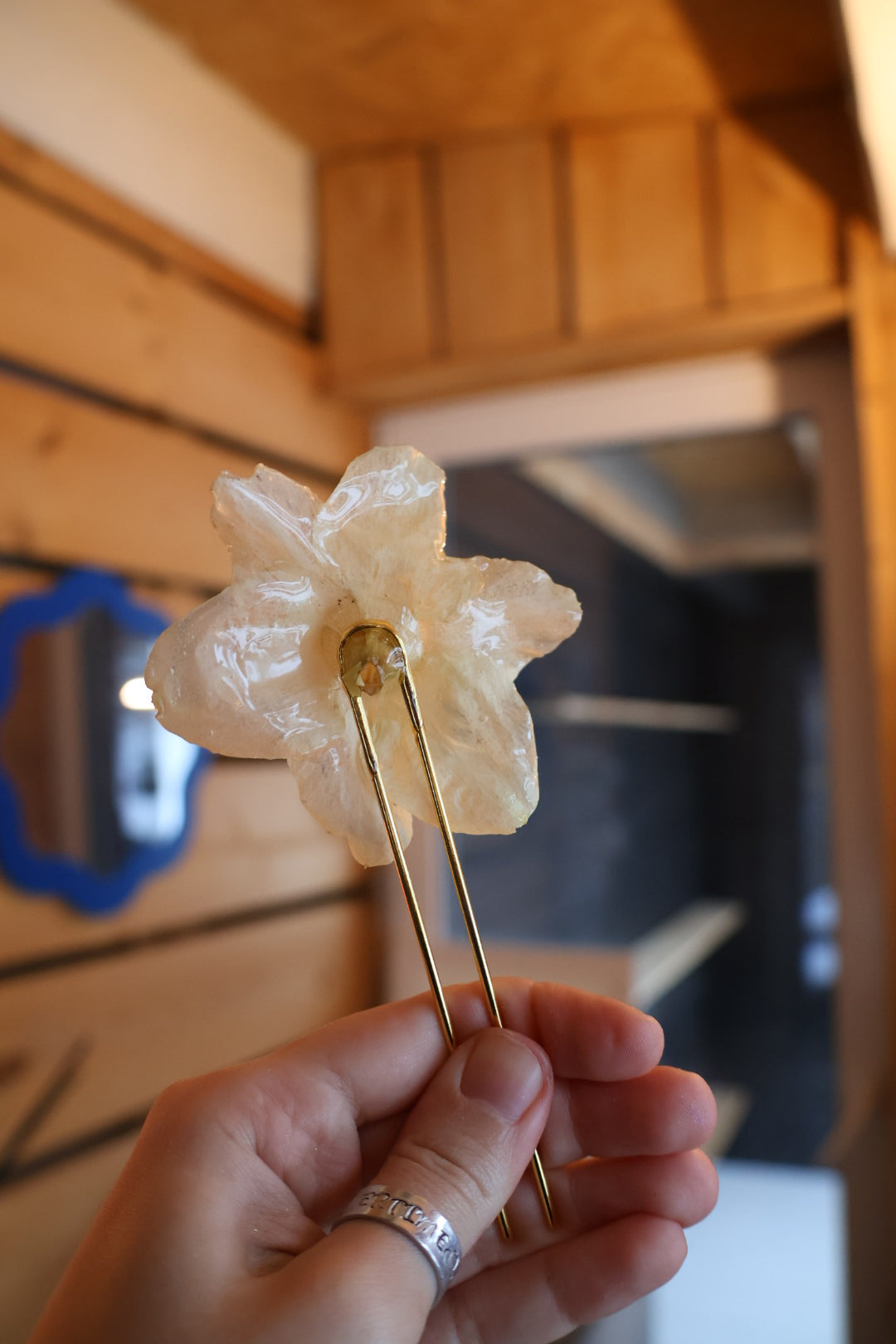 White daffodil hairpin SYLLIA