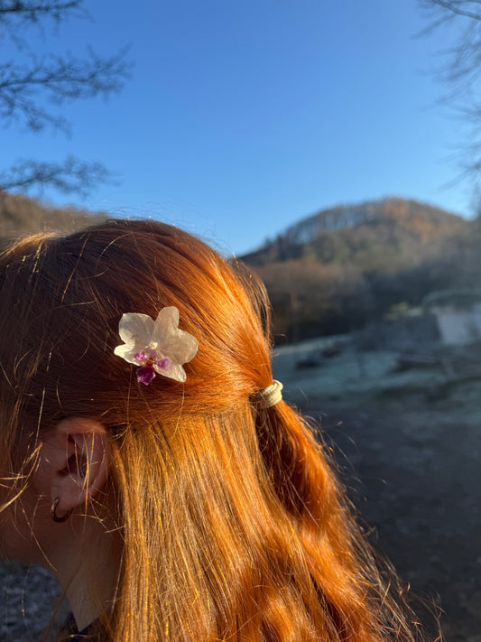 White orchid haircomb