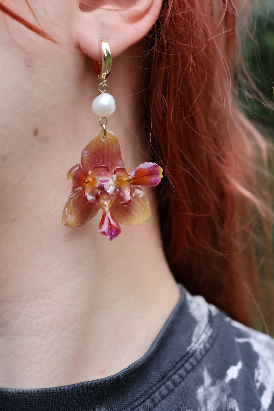 Peloric orchid earrings with pearls