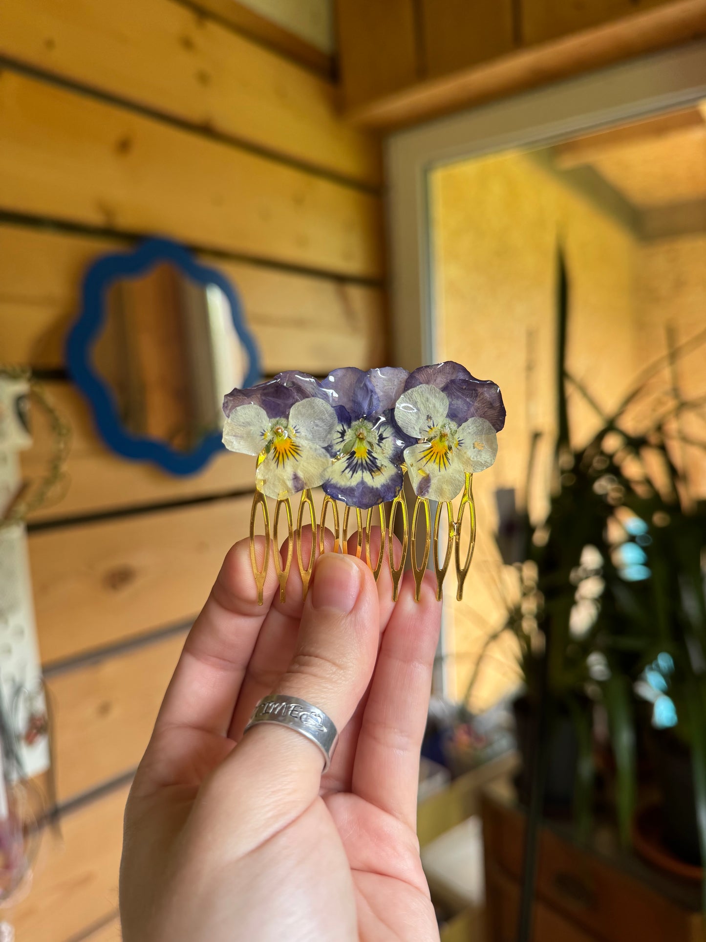 Mixed pansy hair comb