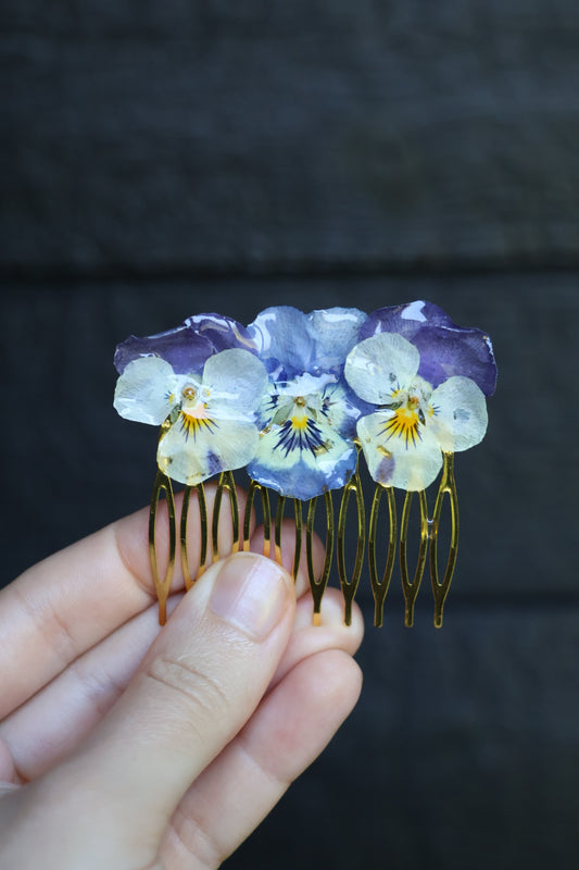 Mixed pansy hair comb