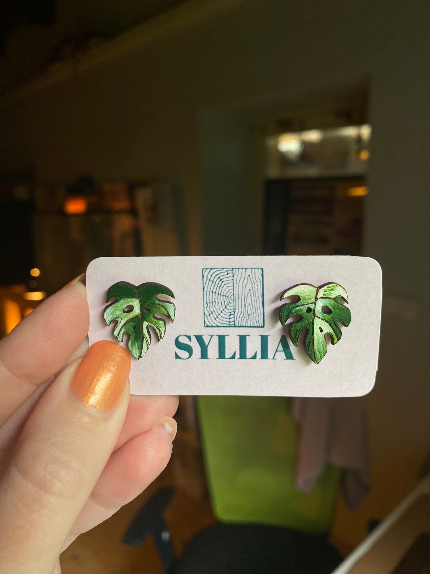 Monstera albo napichovací náušnice Minimalistické příspěvky Dřevěné šperky Design Lasercut Botanické šperky Zelená pokojová rostlina Ručně vyrobený vánoční dárek