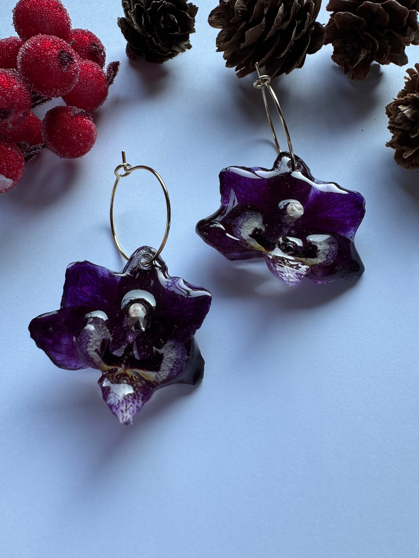 Mini tmavě fialové náušnice s orchidejí