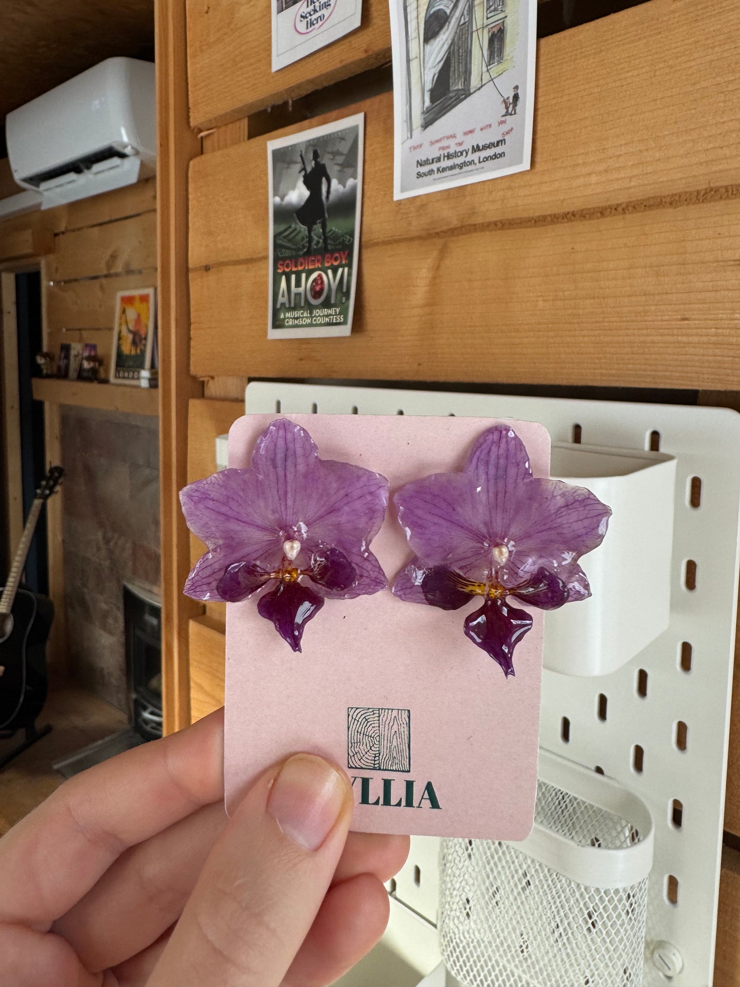 Fialové náušnice s orchidejí Květinové šperky Skutečná květina v pryskyřici Ručně vyrobený dárek pro ni