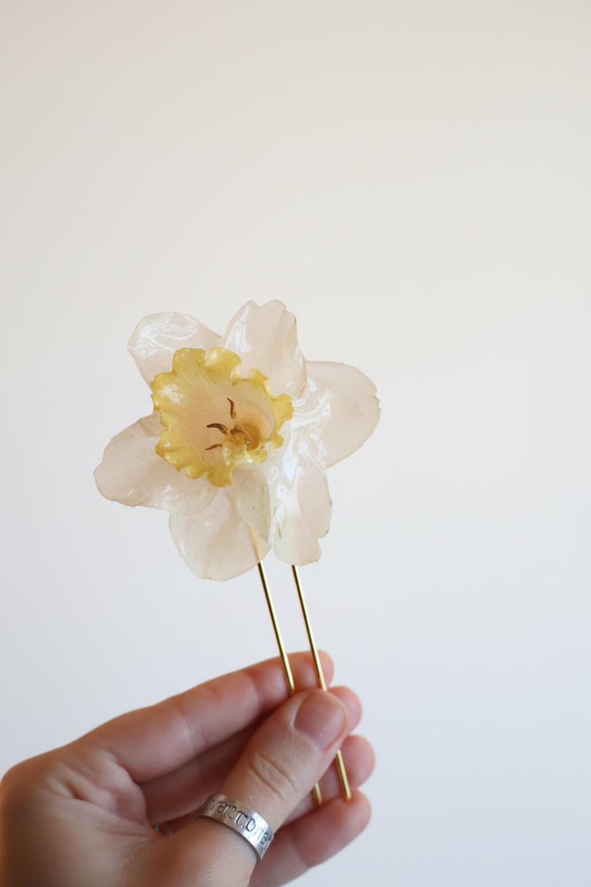 White daffodil hairpin SYLLIA