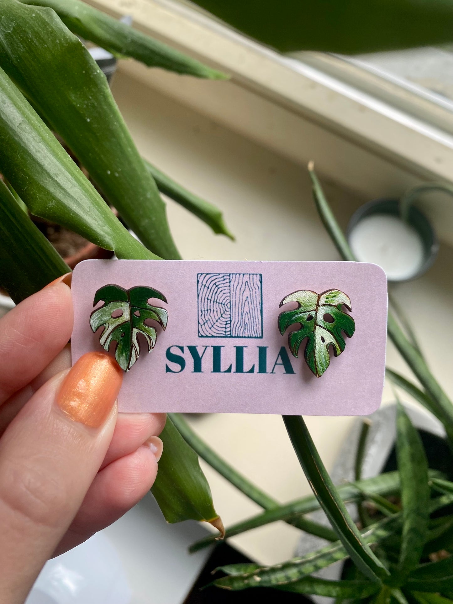 Monstera albo napichovací náušnice Minimalistické příspěvky Dřevěné šperky Design Lasercut Botanické šperky Zelená pokojová rostlina Ručně vyrobený vánoční dárek