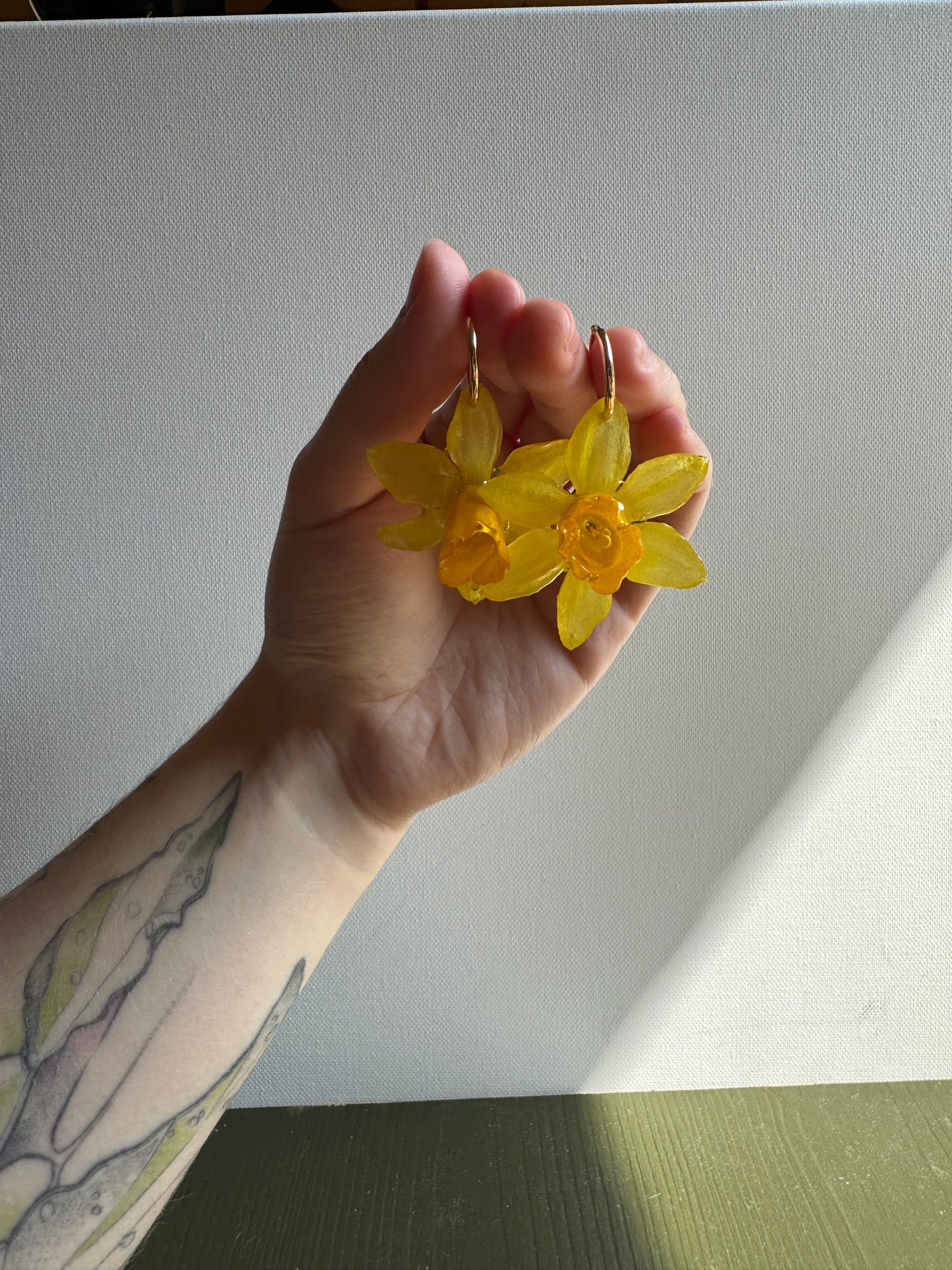 Simple daffodil hoops