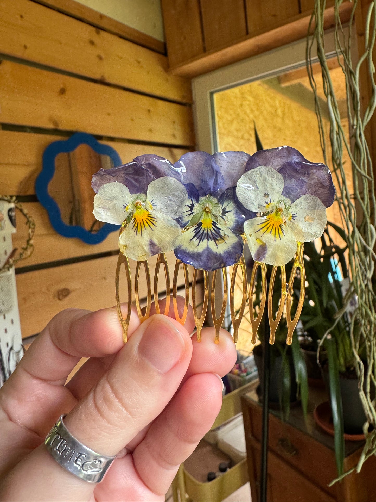Mixed pansy hair comb