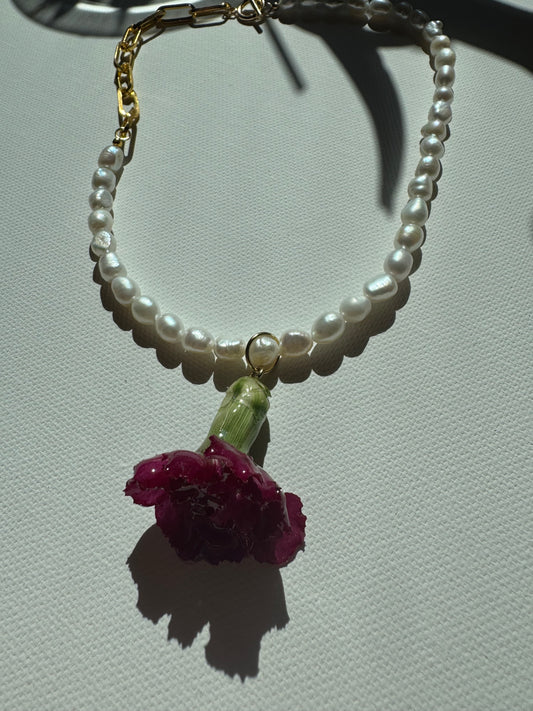 Pink carnations pearl necklace