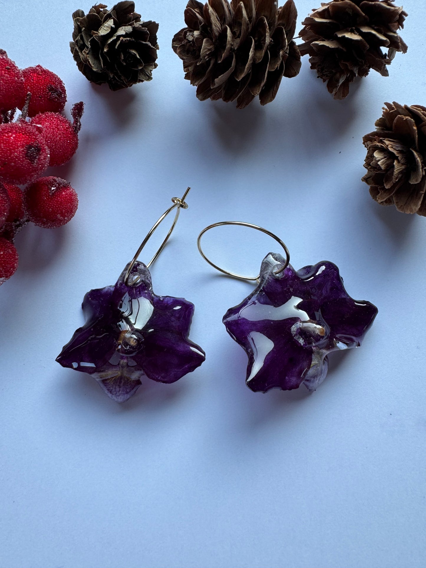 Mini tmavě fialové náušnice s orchidejí