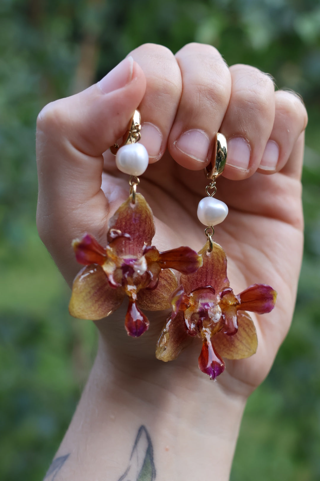 Peloric orchid earrings with pearls