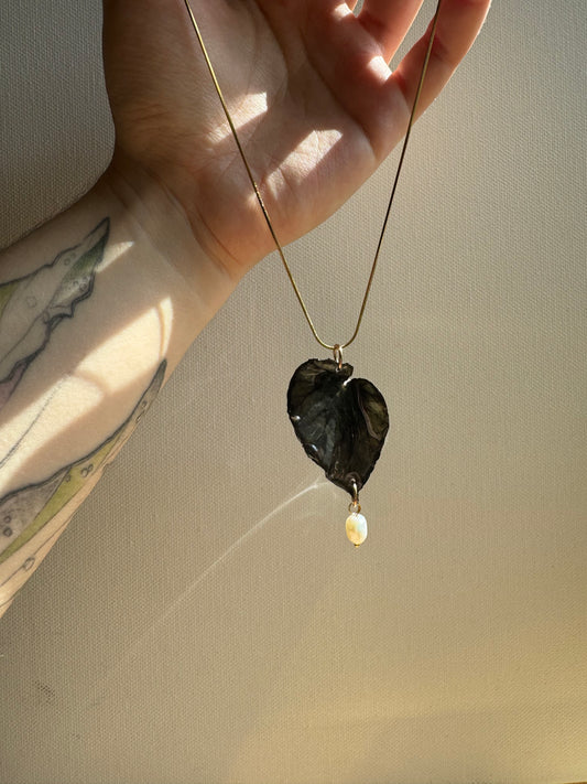Begonia necklace with freshwater pearl