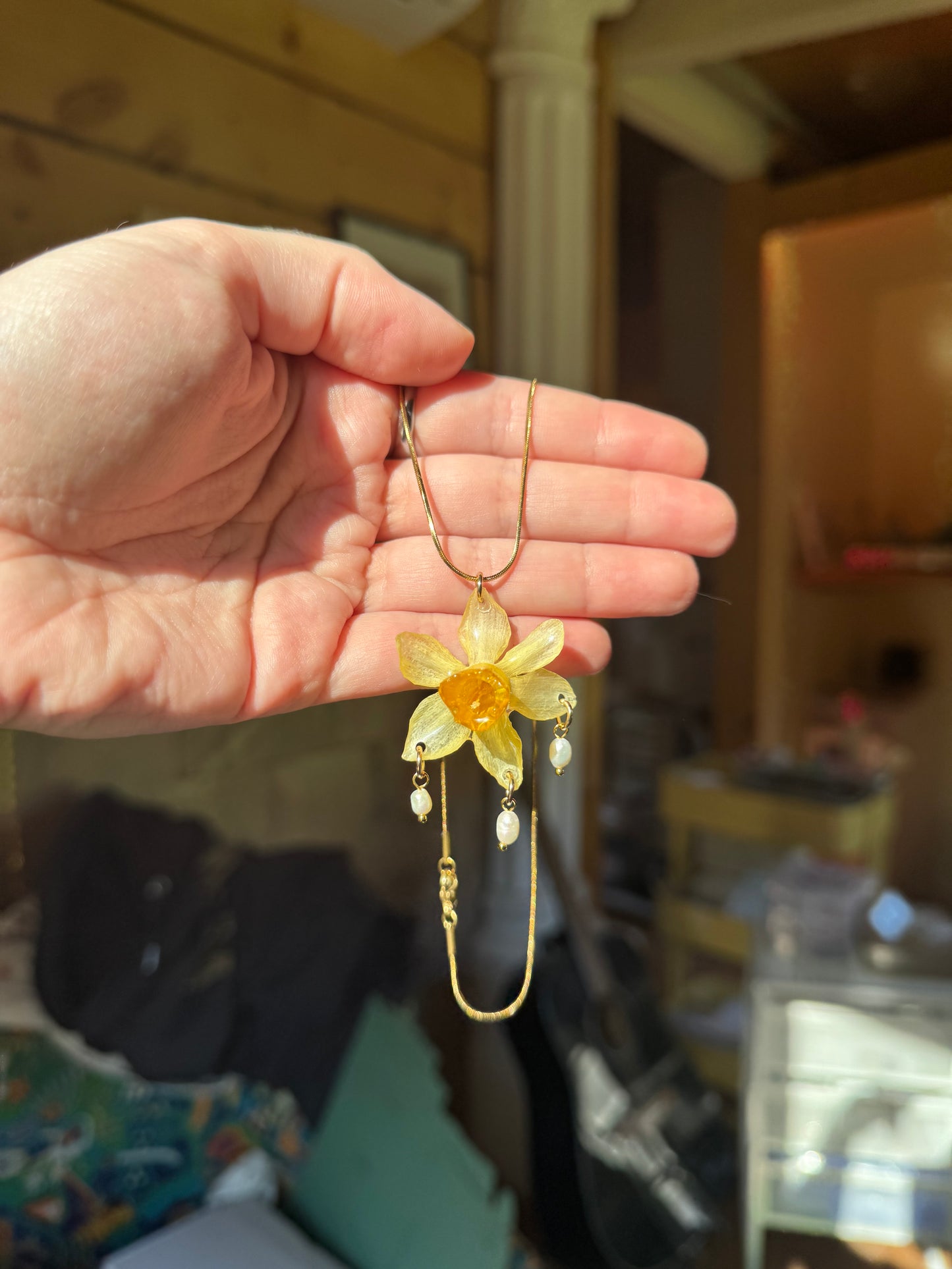 Daffodil and pearl necklace SYLLIA