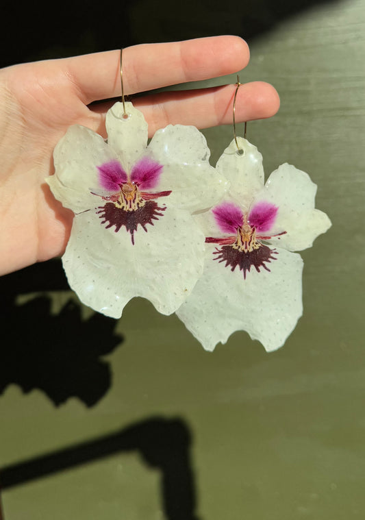 Bílé náušnice s orchidejí Květinový ručně vyrobený dárek Cottagecore