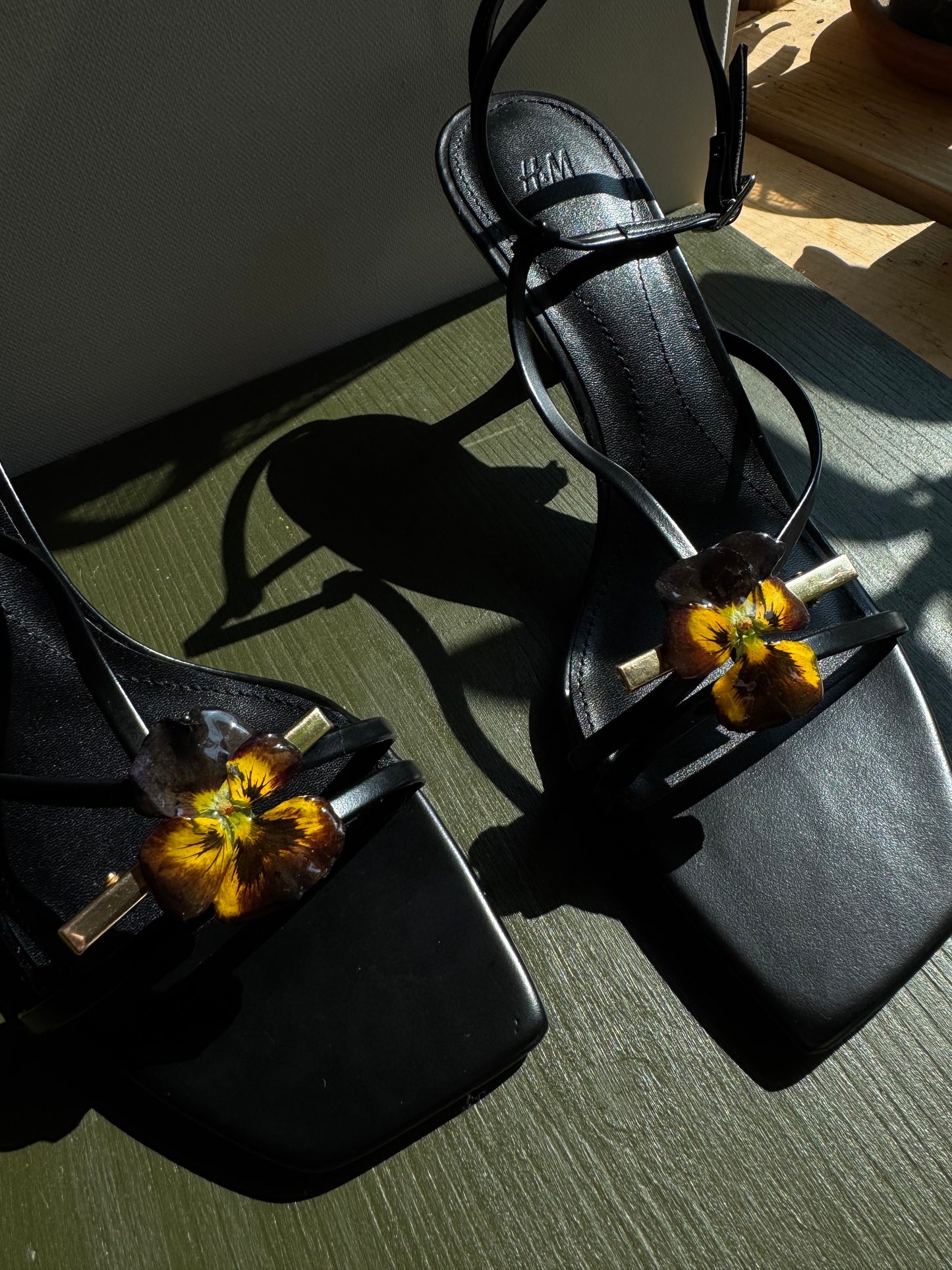 Real pansy shoe clip