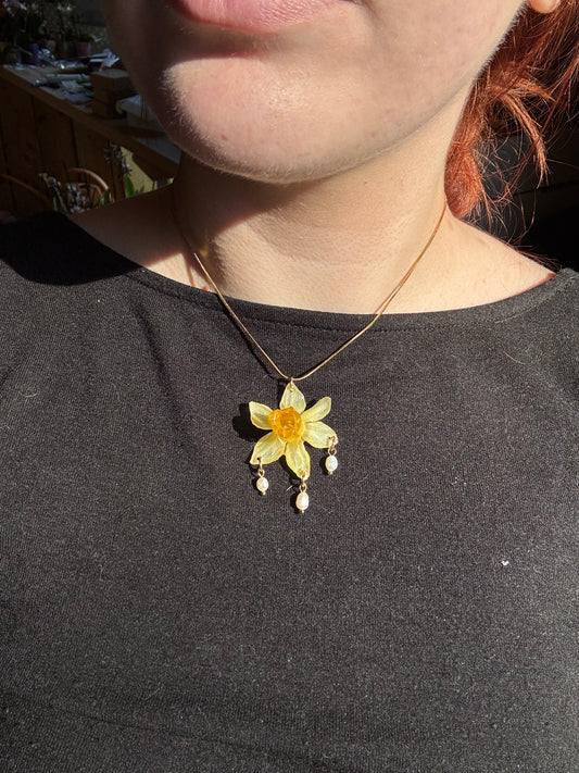 Daffodil and pearl necklace SYLLIA