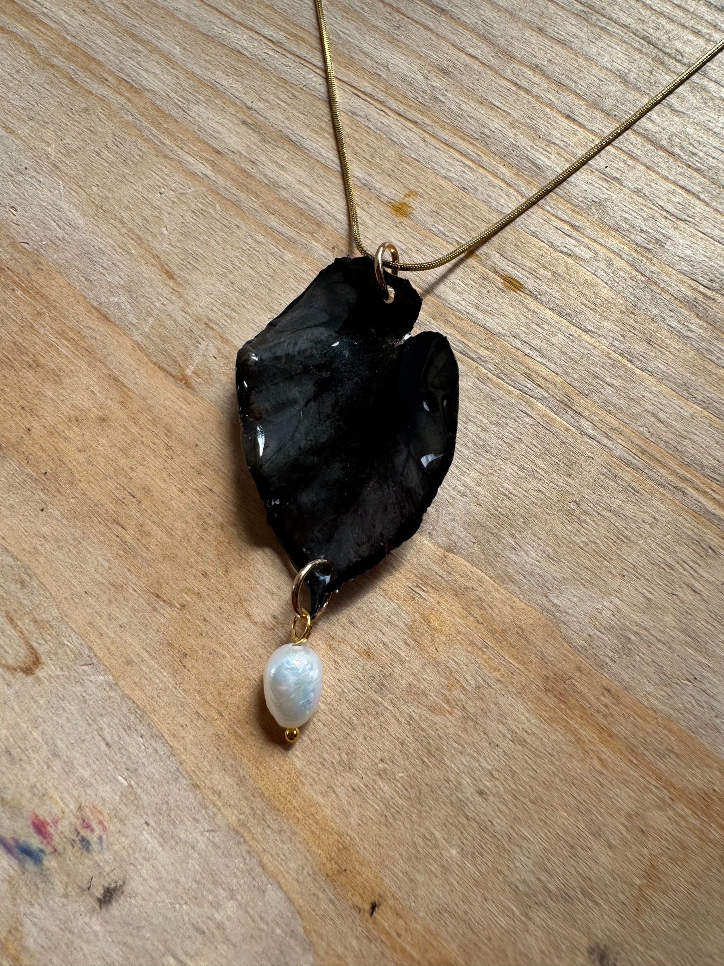 Begonia necklace with freshwater pearl