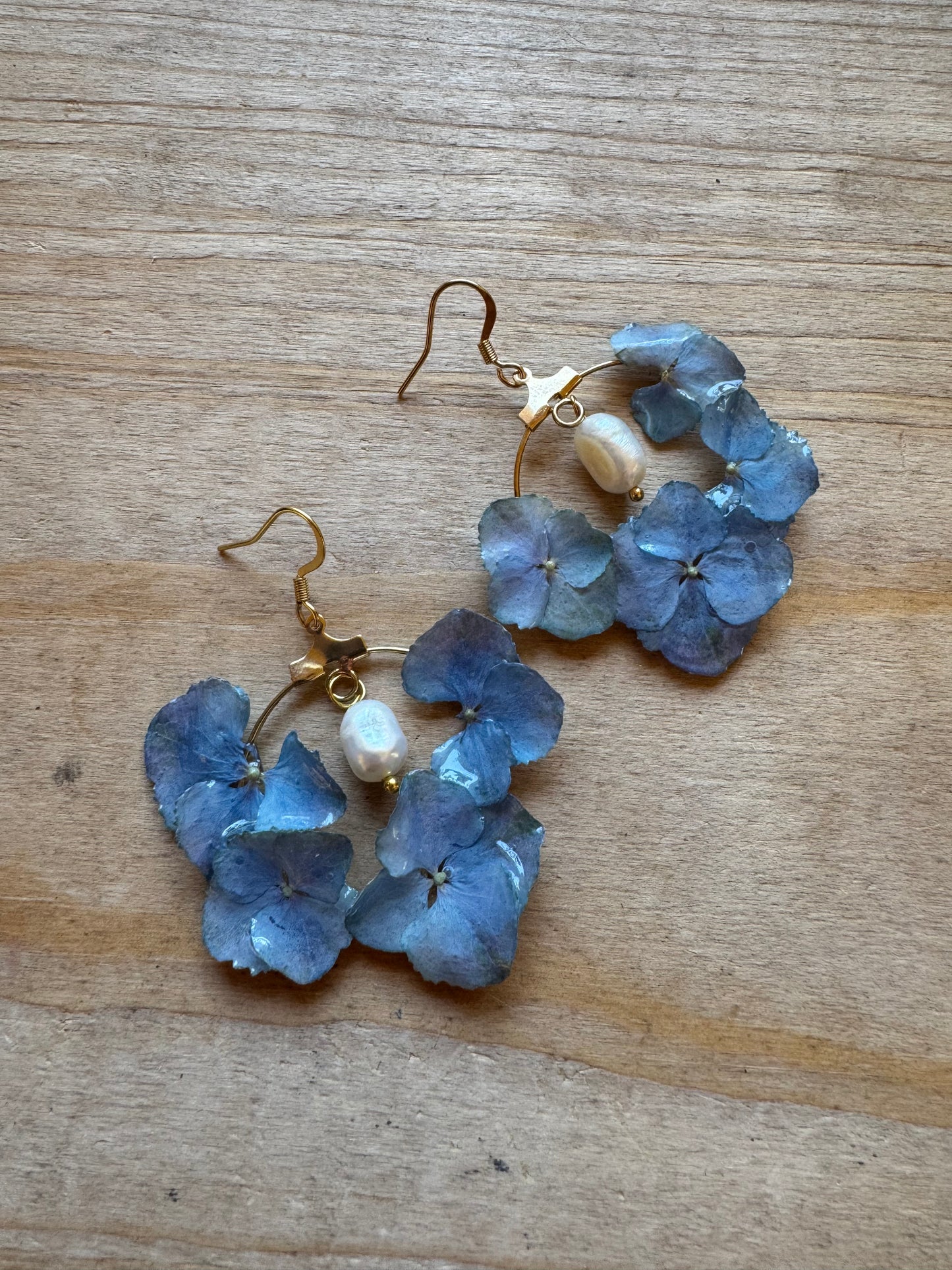 Blue hydrangeas hoops with pearl