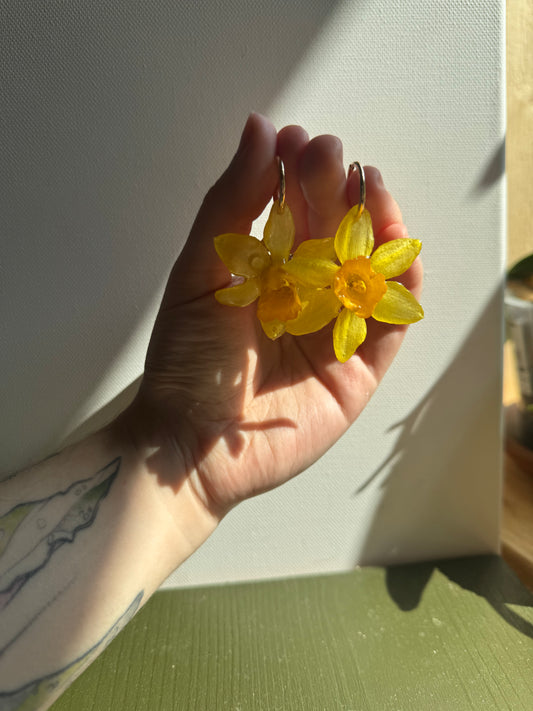 Simple daffodil hoops
