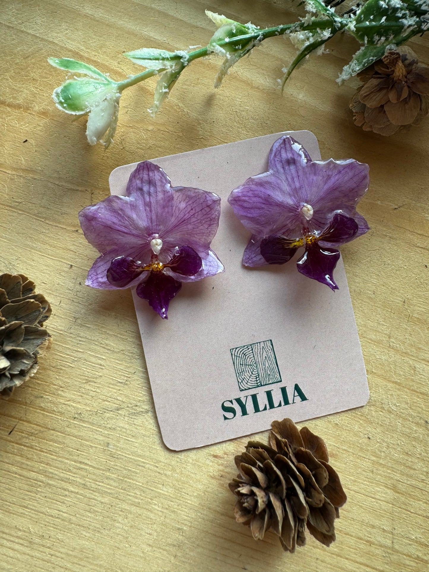 Fialové náušnice s orchidejí Květinové šperky Skutečná květina v pryskyřici Ručně vyrobený dárek pro ni