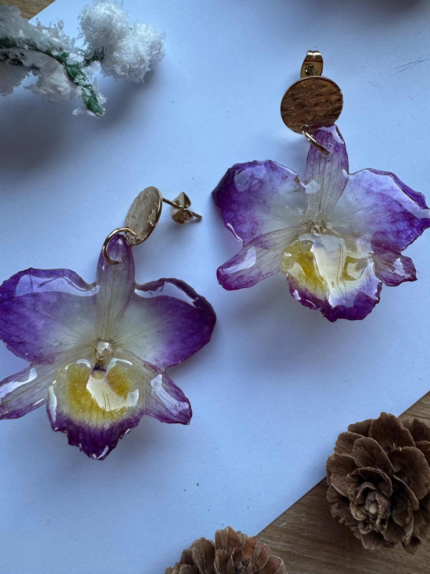 Fialové náušnice orchidej dendrobium Ručně vyrobené s pravou květinou