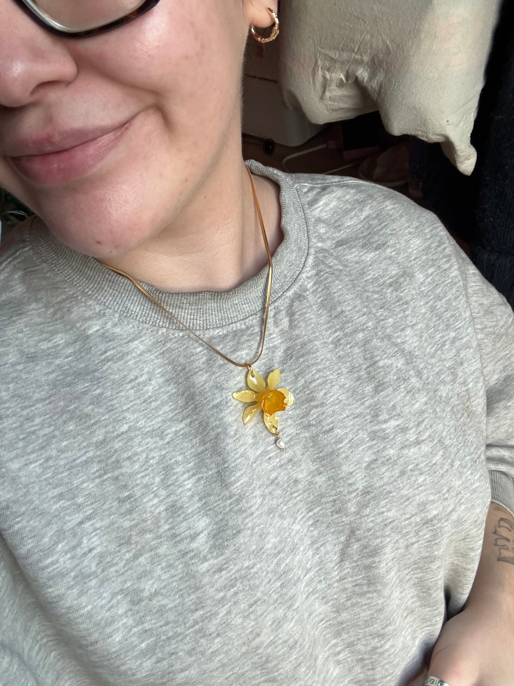 Daffodil necklace with pearl SYLLIA