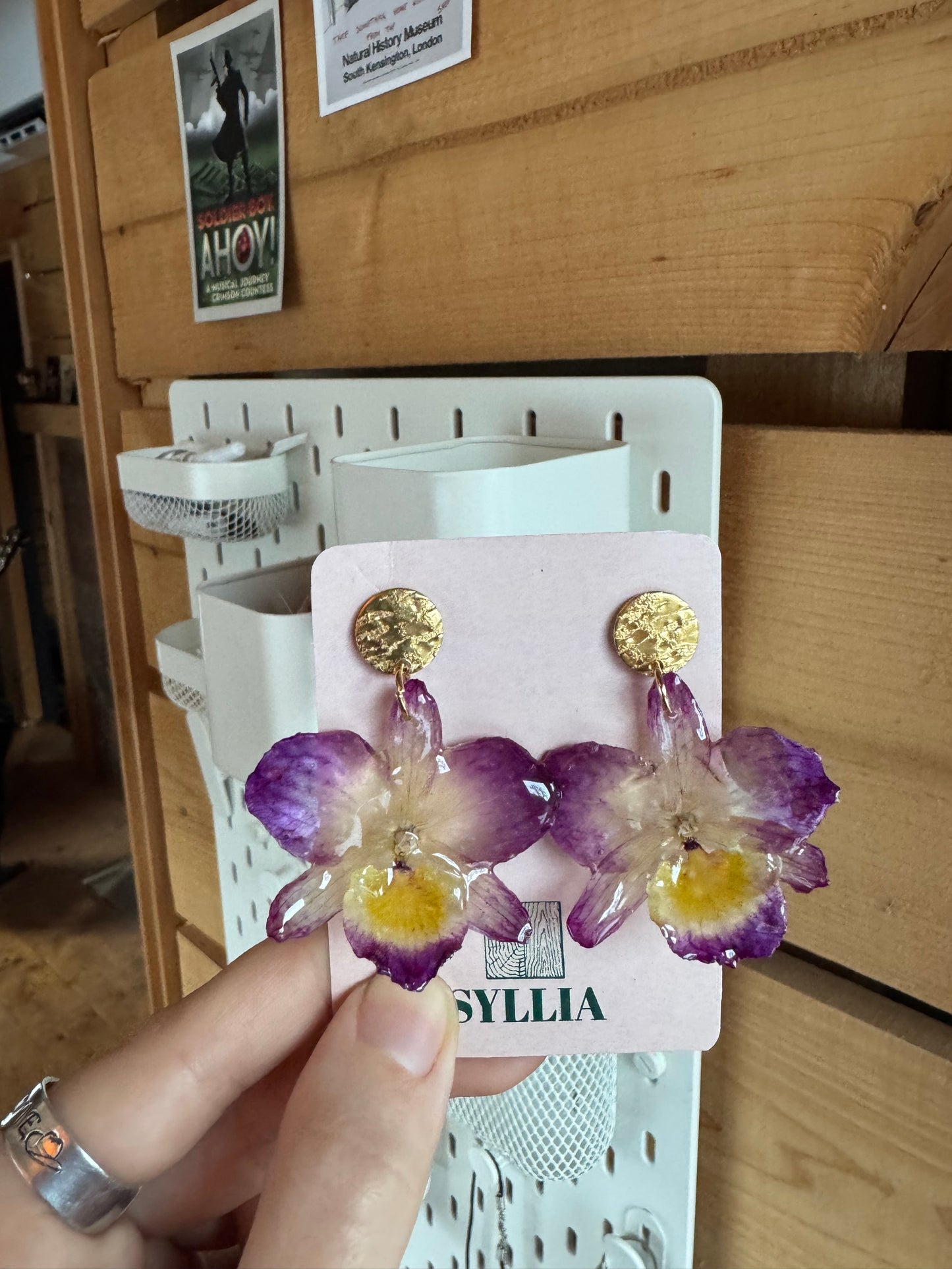 Fialové náušnice orchidej dendrobium Ručně vyrobené s pravou květinou