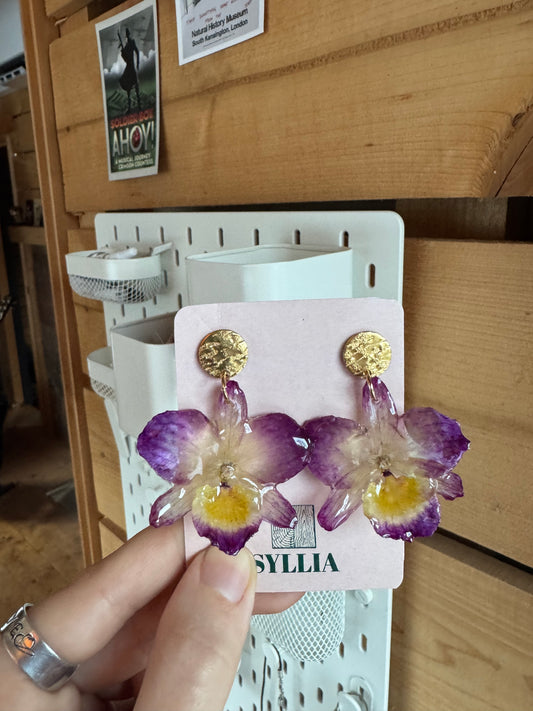 Fialové náušnice orchidej dendrobium Ručně vyrobené s pravou květinou