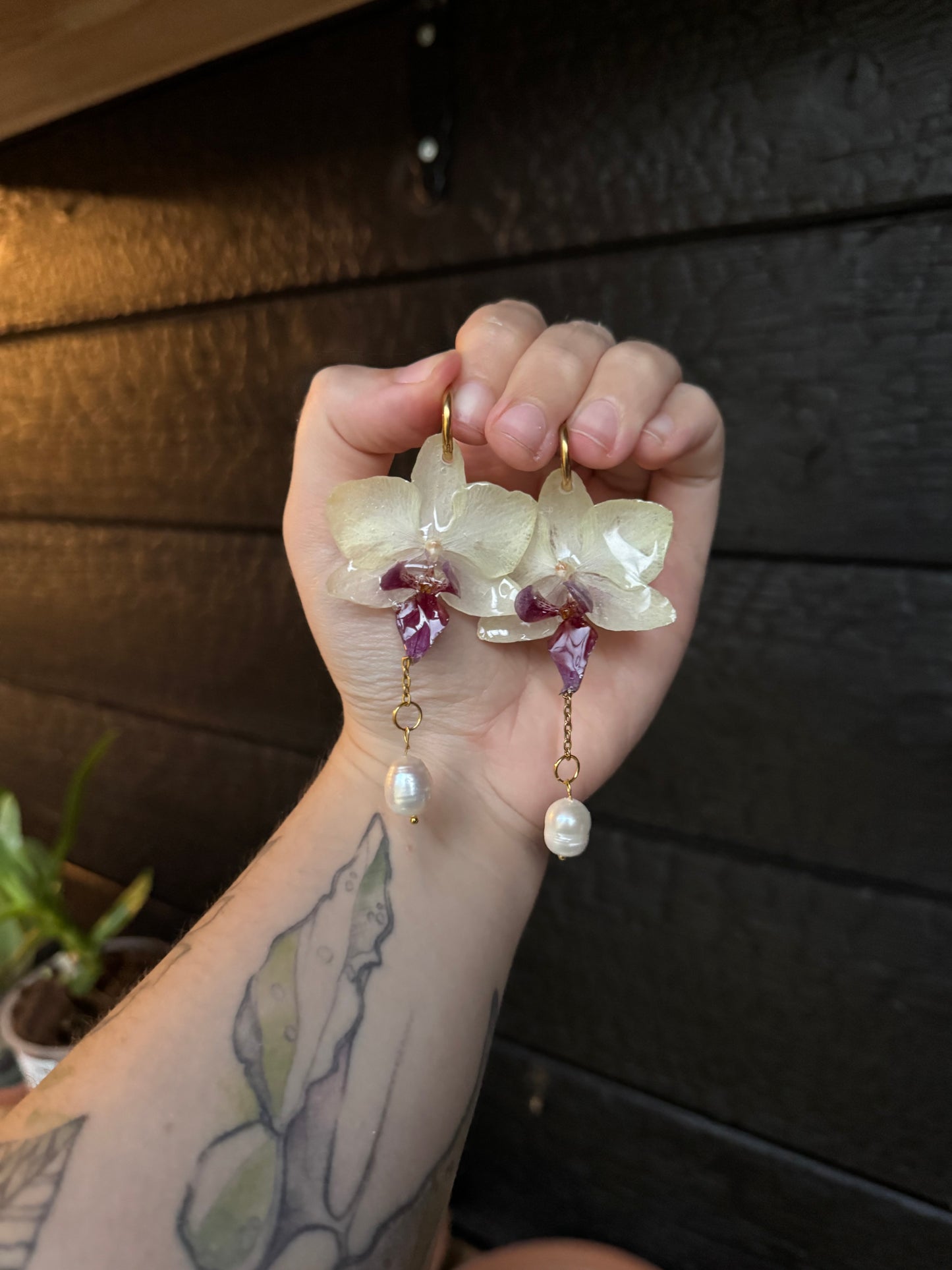 White orchid and pearl earrings SYLLIA