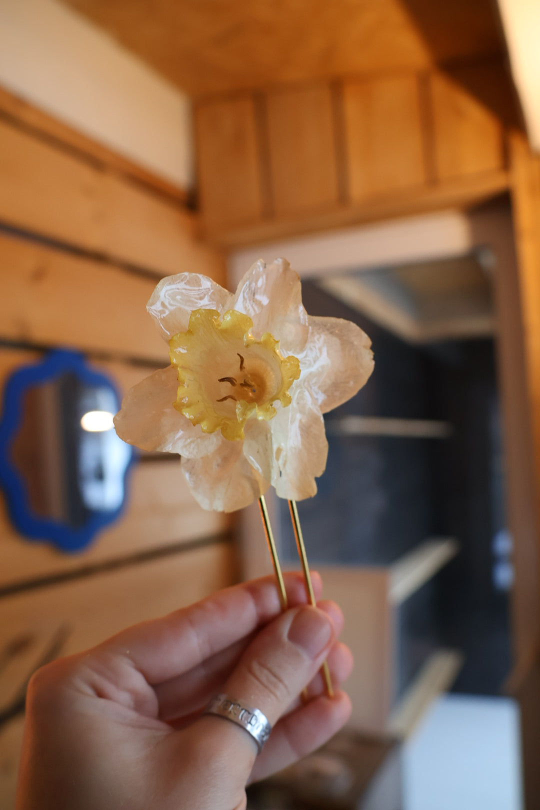White daffodil hairpin SYLLIA