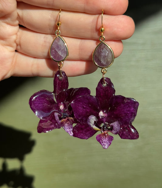 Tmavě fialové náušnice s orchidejí