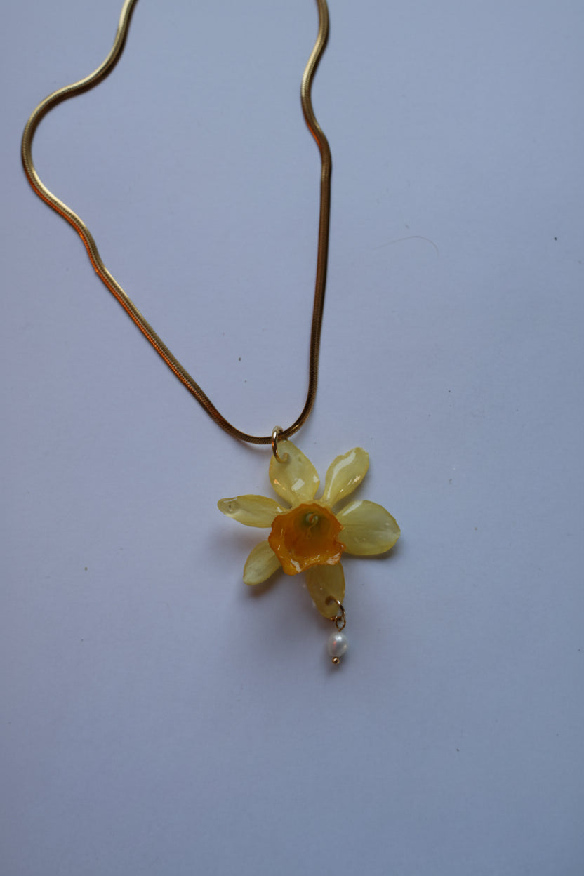 Daffodil necklace with pearl SYLLIA