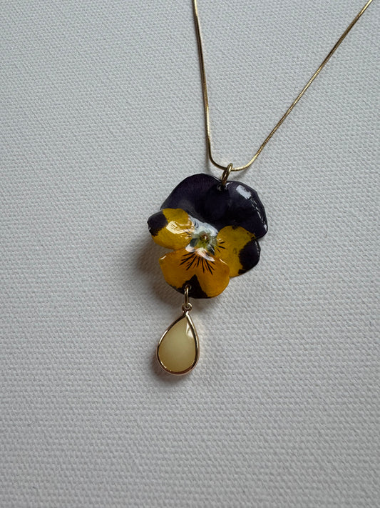 Elegant pansy necklace