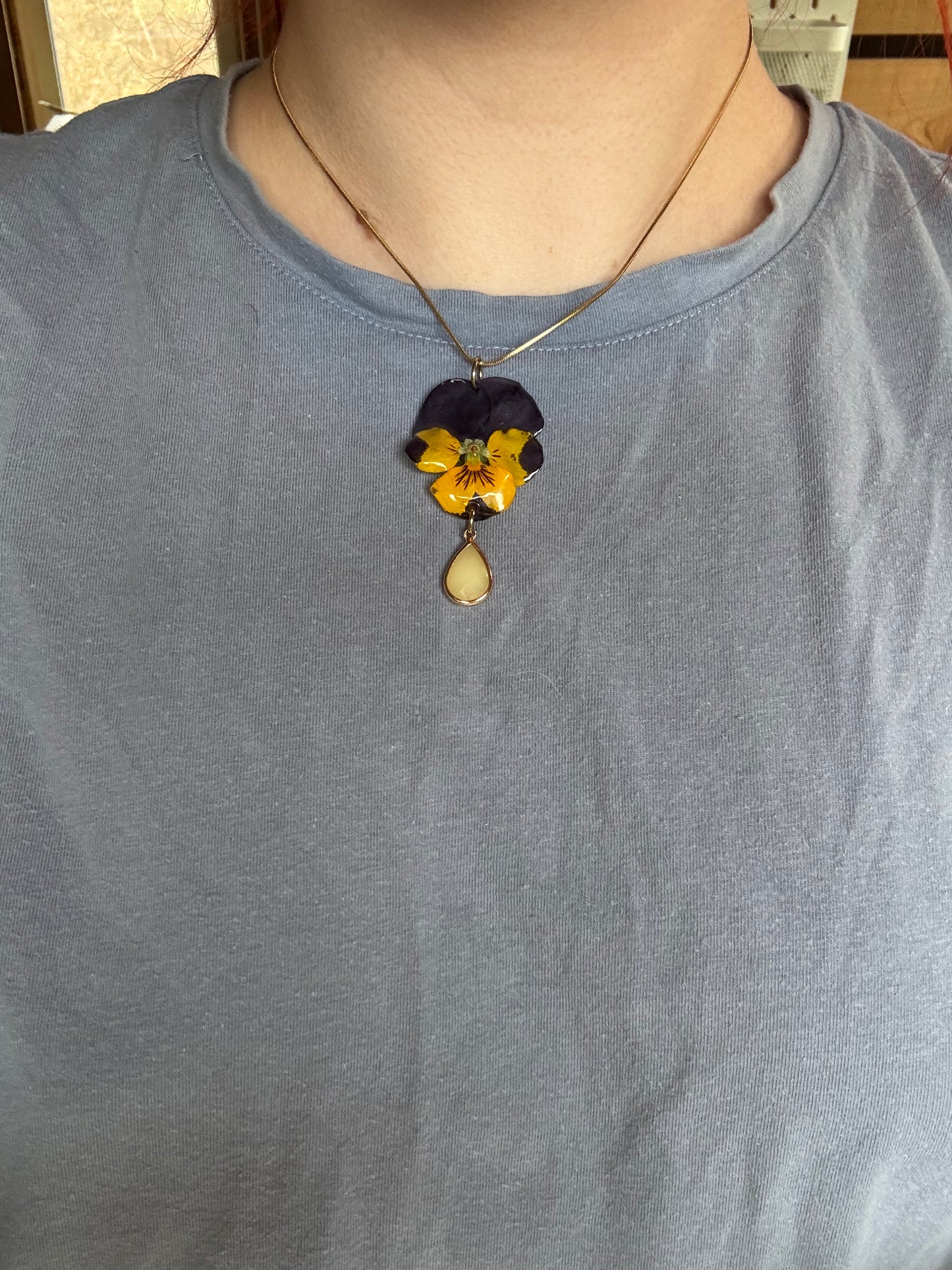 Elegant pansy necklace