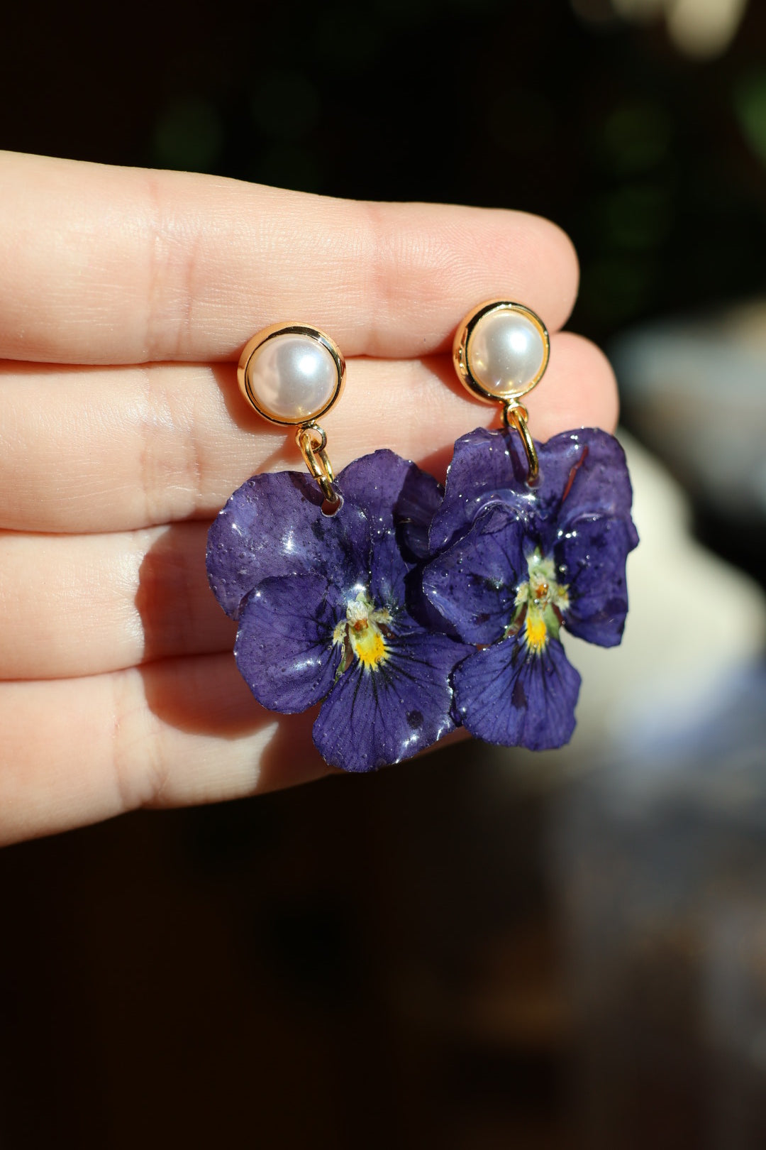 Real Blue Pansy Pearl Earrings – Handmade Botanical Jewelry, Fairycore Flower Earrings with Freshwater Pearls SYLLIA