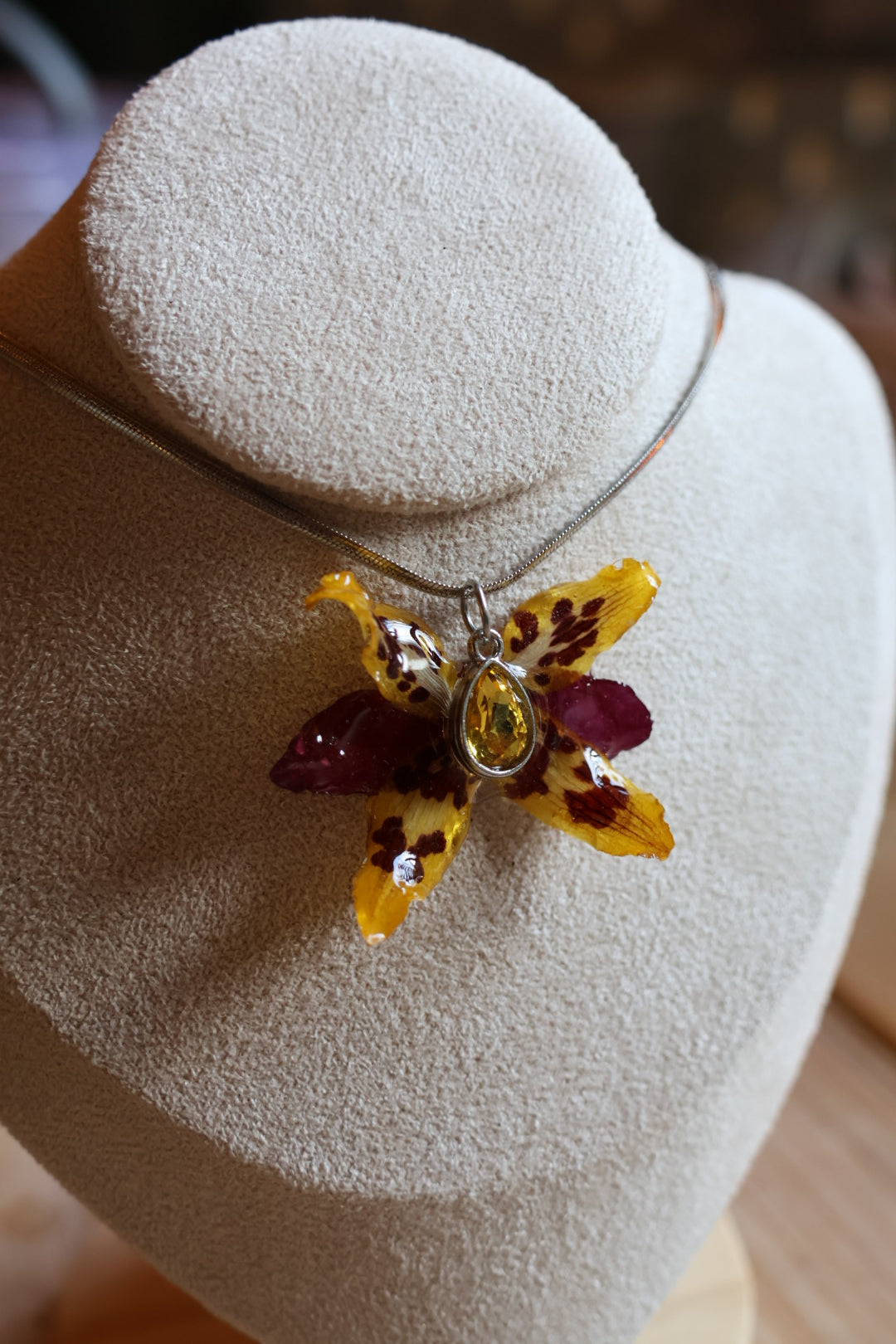 Mixed orchid petals necklace SYLLIA
