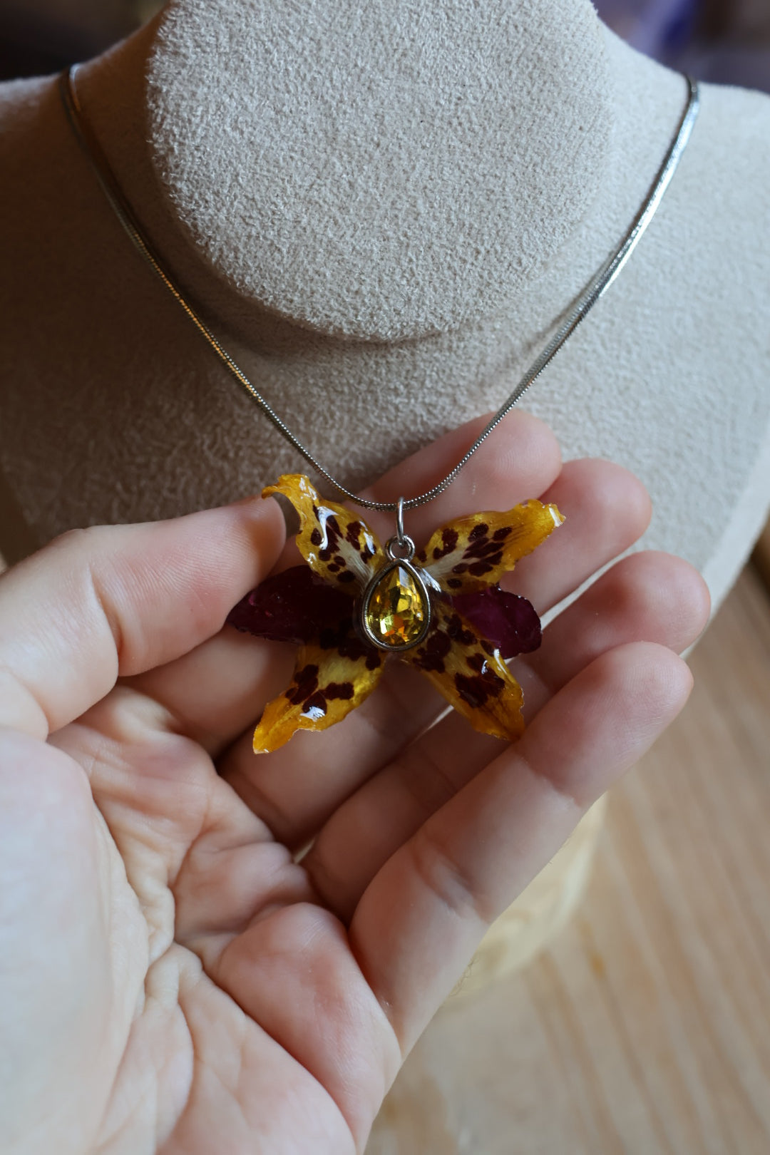Mixed orchid petals necklace SYLLIA