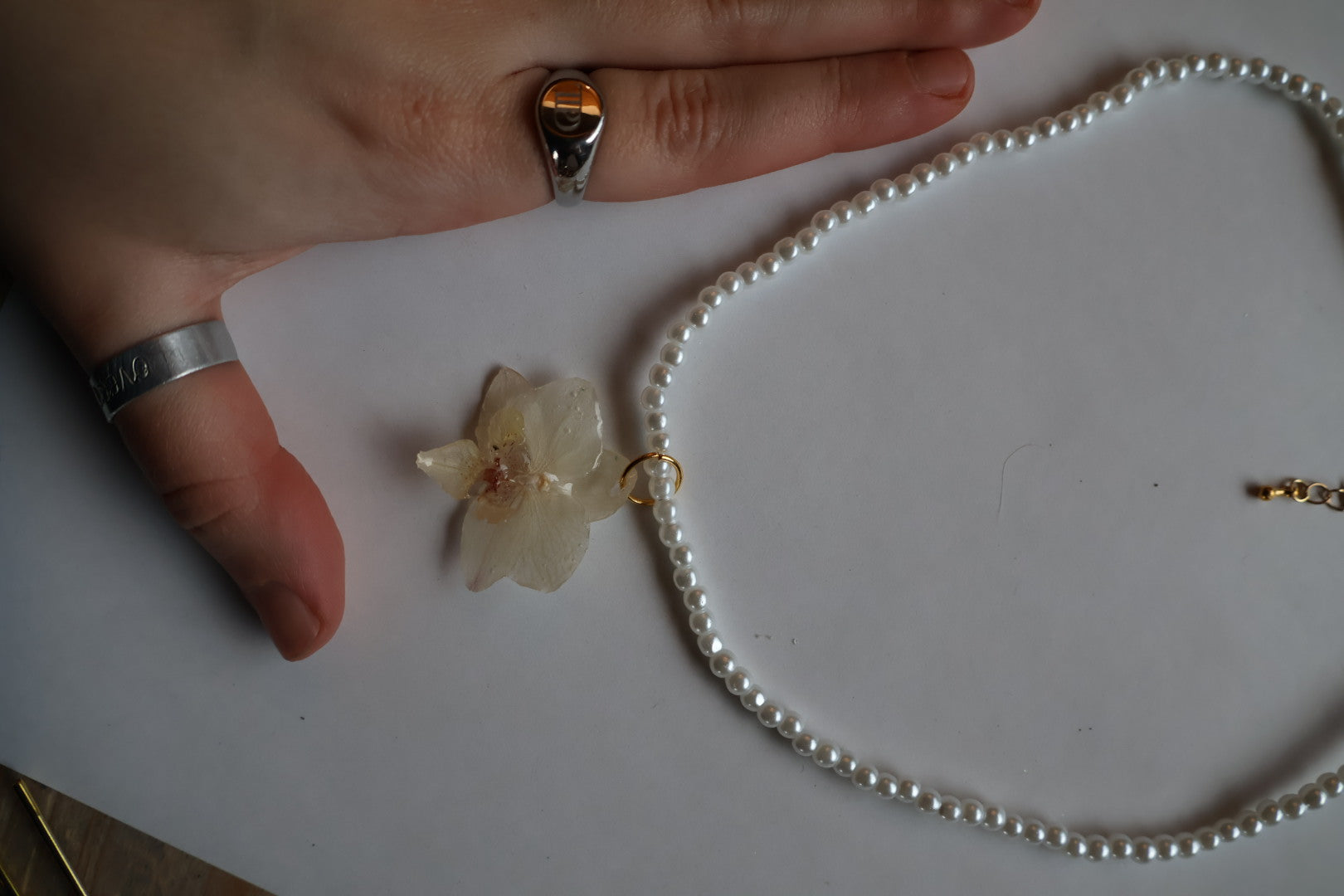 White orchid pearl necklace SYLLIA