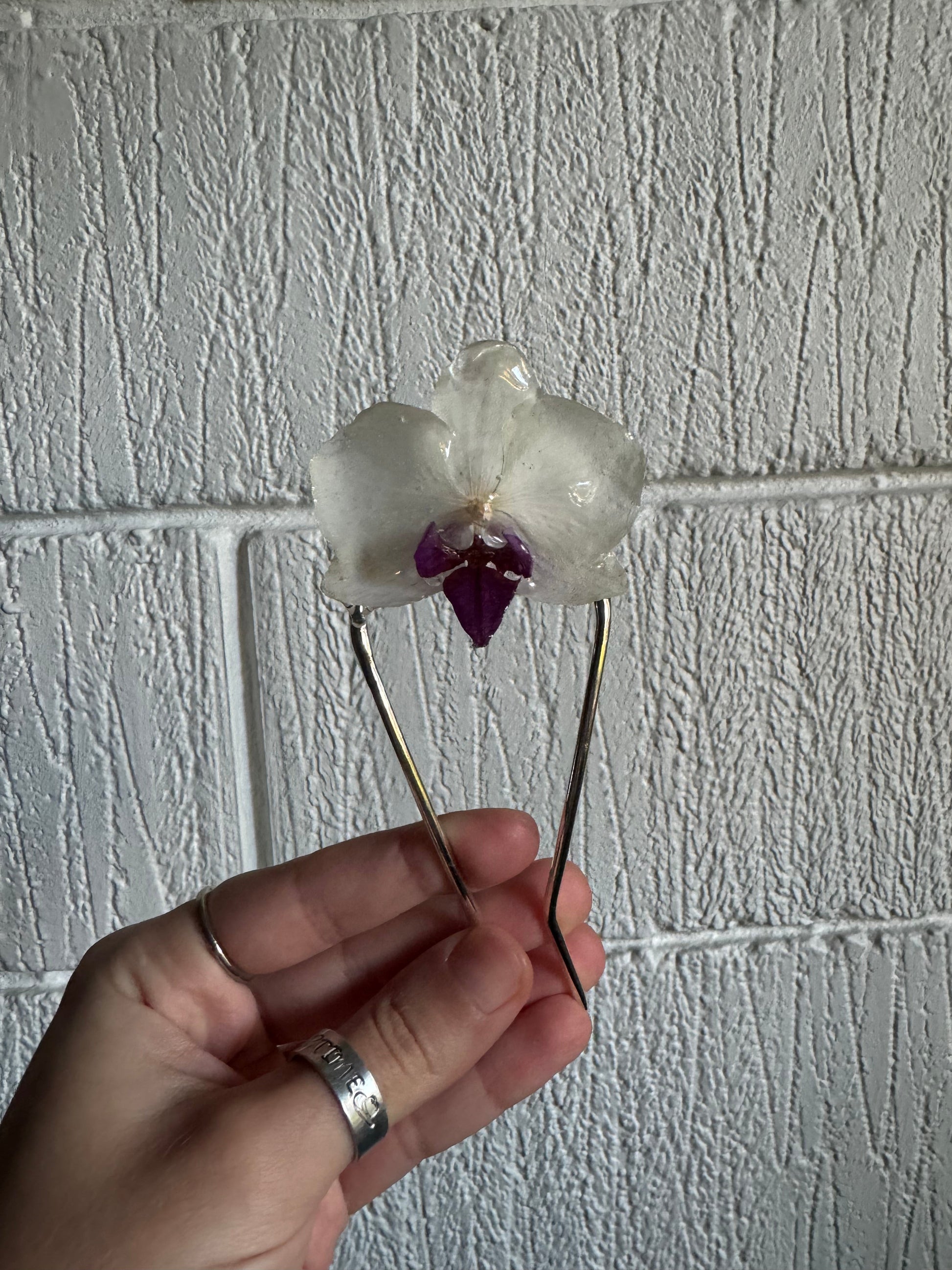 Real White Orchid Hairpin – Handmade Botanical Hair Accessory, Bridal Flower Hair Clip SYLLIA